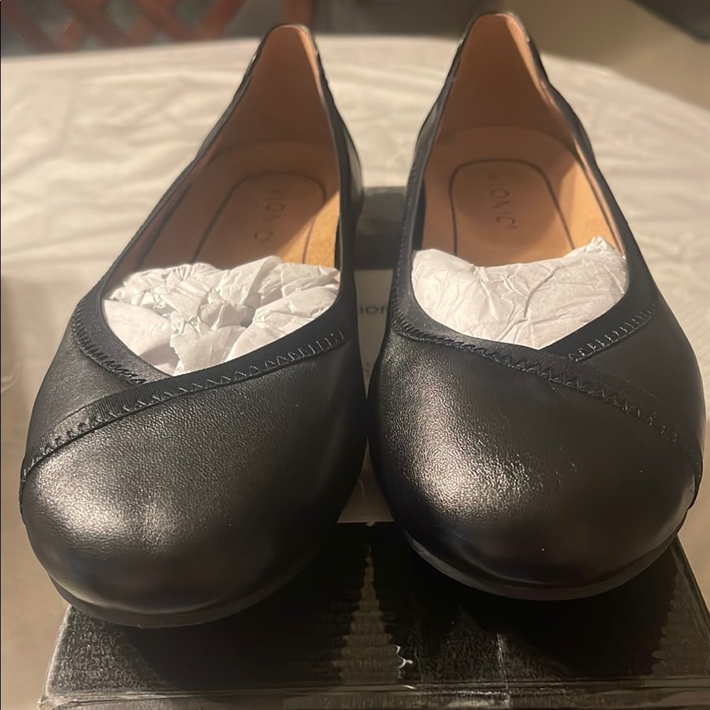 New Vionic Women's Carol Black Leather Flats Size 8 Wide